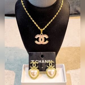 CHANEL CC GOLD-PLATED PENDANT ON NECKLACE & CHANEL CC HEART EARRINGS FAUX PEARLS